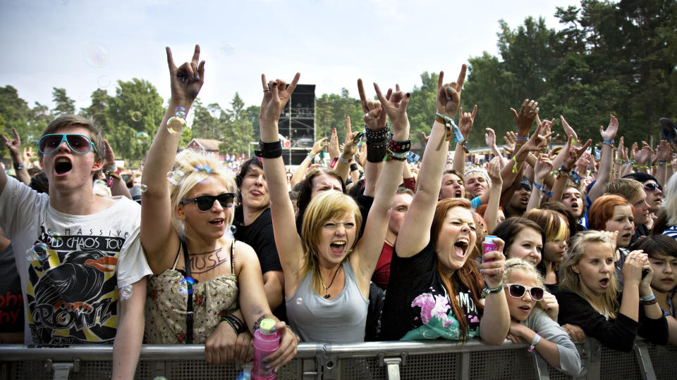 BETALER VILLIG: Festivalgjengerne p� Hove ser ut til � tolerere en stadig dyrere billettpris. Festivalpasset har �kt med 260 kroner siden 2007. Foto: Anders Gr�nneberg