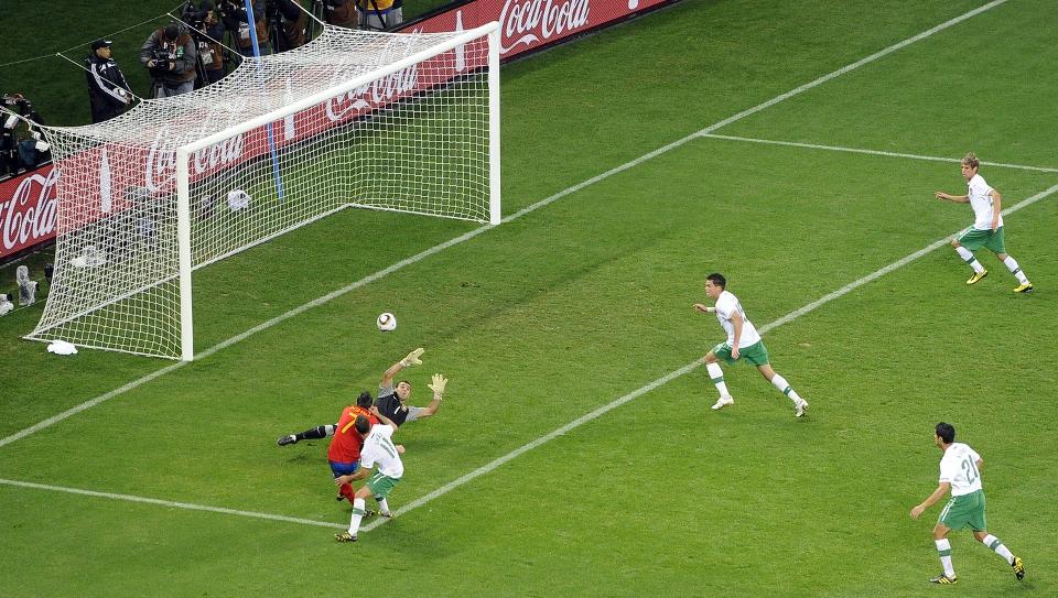 M�TER PARAGUAY: David Villa scoret det eneste m�let i VMs siste �ttedelsfinale, mellom Spania og Portugal. N� venter Paraguay i kvartfinalen. Foto: Helmut Fohringer, EPA/Scanpix