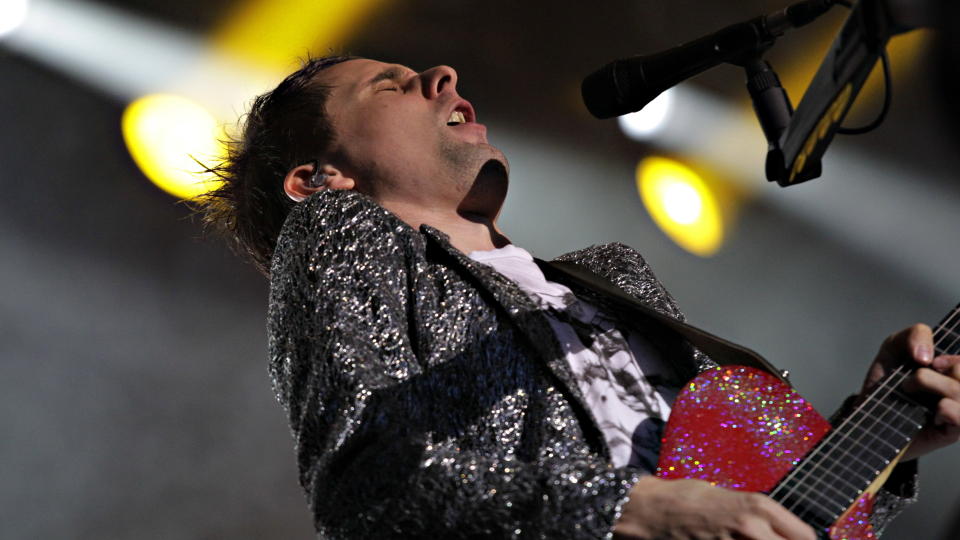 GLITRENDE GEVANTER:  Muse-vokalist Matthew Bellamy viste seg fra en glitrende side b�de musikalsk og klesmessig. Foto: Tor Erik Schr�der / Scanpix