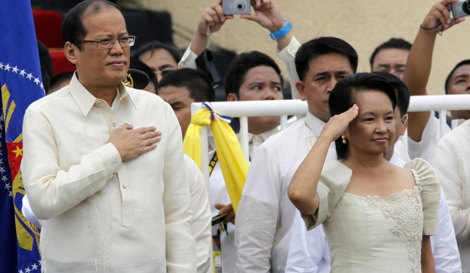  TATT I ED:  Filippinenes nye president Benigno Aquino blir tatt i ed i Manila. Han lover kamp mot korrupsjon og fattigdom. Foto: REUTERS/Romeo Ranoco