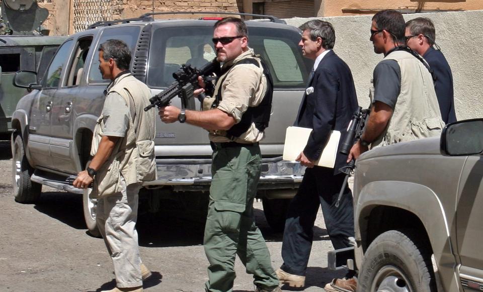 INN I AFGHANISTAN:  Xe Services, som tidligere het Blackwater er mest kjent for sine omstridte oppdag i Irak. P� dette akrkivbildet f�lger en Blackwater-vakt Paul Bremer som var USAs sivile administrator i Irak etter invasjonen. Foto: EPA/ALI HAIDER