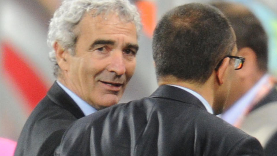 INNKALT:  Raymond Domenech m� forklare den franske VM-fadesen for landets kulturpolitikere onsdag. Foto: AFP.