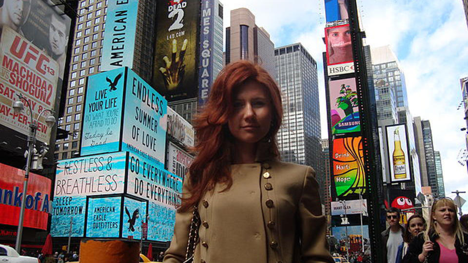DEN AMERIKANSKE DR�MMEN: Anna Chapmans eks-mann forteller at hun skal ha v�rt besatt av tanken p� � flytte til USA for � tjene penger. Dette bildet av seg selv p� Times Square har den mistenkte russiske spionen lagt ut p� Internett. Foto: AP Photo/SCANPIX