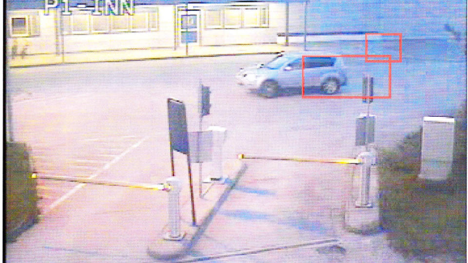 SKAR OPP REKDALS DEKK:  Her ankommer bilen med personene som skar opp Kjetil Rekdals bildekk. De er fanget opp av overv�kningskameraene rundt 1.30 24. juni. Foto: Avinor/Politiet