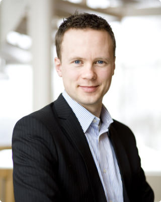 - UHELDIG: Adecco-sjef Anders �wre-Johnsen oppfordrer ansatte til � v�re forsiktige med � bli venner med sjefen p� Facebook.