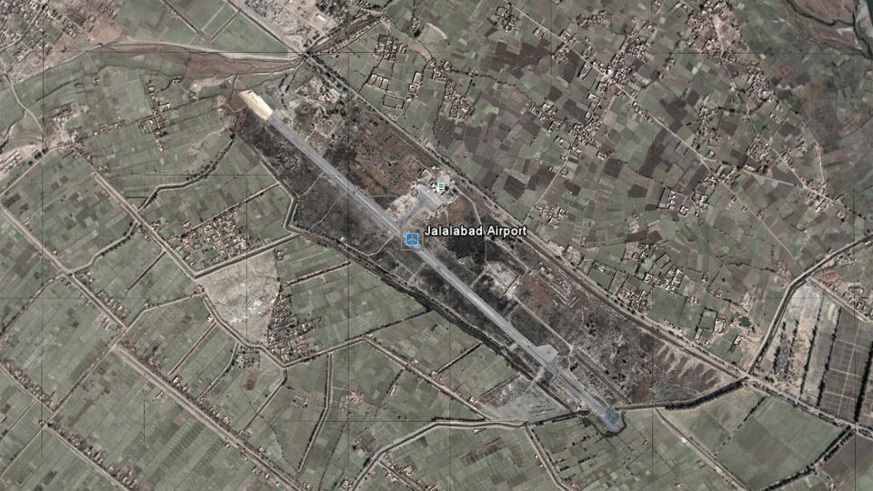 GIKK TIL ANGREP: Taliban har tatt p� seg skylda for formiddagens angrep mot Nato-basen p� Jalalabad-flyplassen. Minst �tte oppr�rssoldater er drept og to Nato-soldater skadd. Kart: Google Earth