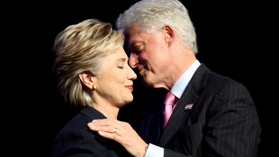 CLINTON-ST�TTESPILLER: Investoren Alan Patricof skal ha v�rt ett av m�lene for de mistenkte russiske spionene. Patricof er en mange�rig venn av Hillary og Bill Clinton. Her er de to avbildet under et arrangement i februar i �r. Foto: EPA/ANDREW THEODORAKIS/SCANPIX