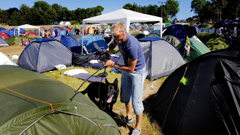 MYE POLITI: B�de sivilt politi med blant annet narkohunder og ordin�re patruljer er tilstede under hele Hovefestivalen, her under en aksjon i fjor. Arkivfoto: LARS EIVIND BONES