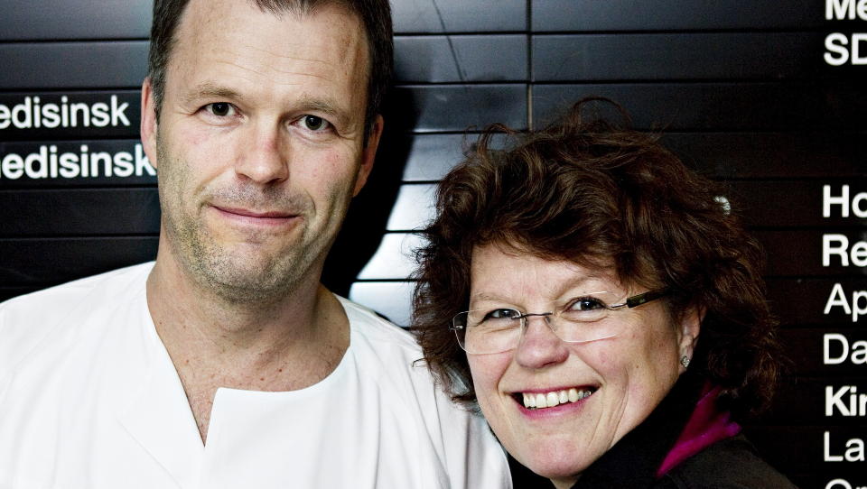 SKREV SAMMEN: Anne Holt og broren Even Holt har skrevet bok sammen. Her er de p� B�rum sykehus, hvor han jobber.
Foto: Nina Hansen / Dagbladet