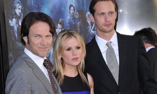 ALEXANDER P� L�PEREN: Alexander Skarsg�rd sammen med de andre hovedrolleinnehaverne i tv-serien True Blood. Foto: Stella Pictures.