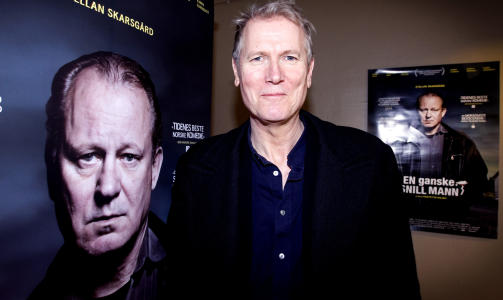  MOLAND MED SKARSG�RD-SENIOR: Hans Petter Moland (bildet) vakte oppsikt langt utover landegrensene med En Ganske Snill Mann, bl.a. da den ble premierevist og prisbel�nt i Berlin. Filmplakater med bilde av Stellan Skarsg�rd. Foto: Gorm Kallestad / Scanpix .