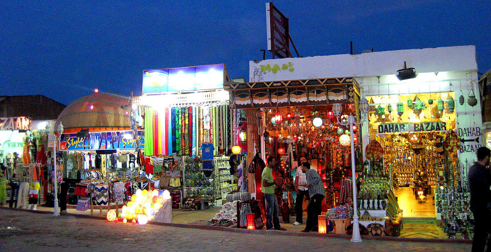 REISE TIL DAHAB:� dra p� egenh�nd er enkelt.En 14 dagers returbillett koster fra 4000 - 6000, avhengig av sesongen.Mange charterselskaper selger flyseter.Minibuss (taxi) er billig og tilbudene p� flyplassen i Sharm el Sheik er mange. Avtal pris p� forh�nd. Turen tar cirka 1 time og 15 minutter.Vil du ha det enklest mulig bestiller du hele pakken gjennom et charterselskap.�nsker du � reise rundt i Egypt p� egenh�nd anbefales busselskapet SuperJet. Du kan ogs� sykle. Foto: RANDI LERVIK