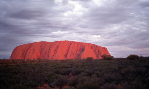 HELLIG STEIN: Uluru, ogs� kalt Ayers Rock, ligger midt i �rkenen i Australia. Foto: DAGBLADET