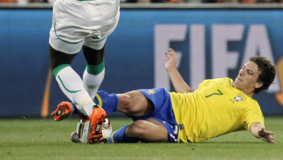 KREVER STRENGERE DOMMERE: Brasilianske Elano er fortsatt skadd etter dette m�tet med knottene til Elfenbenskystens Cheick Tiote. Foto: Matt Dunham, AP/Scanpix