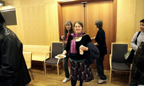 D�MT: Beret Werner (i midten, med kake, br�dskriver og jus). Foto: Geir B�lstad