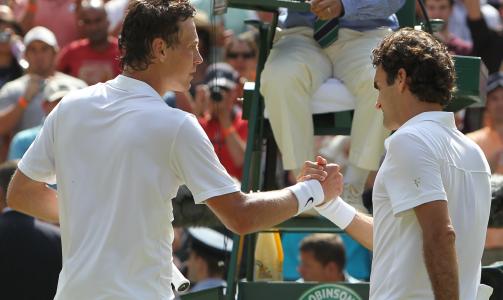 TOK DET SOM GENTLEMAN: Roger Federer tok tapet med fatning, og gikk rolig av banen. Foto: AP Photo/Alastair Grant