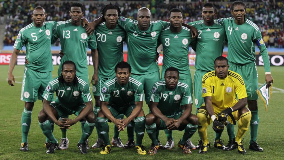 F�R IKKE SPILLE: Nigerias landslag f�r ikke spille fotball p� to �r. Det har landets president bestemt. Foto: AP Photo/Julie Jacobson