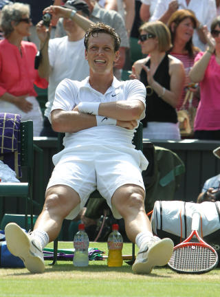 M�TTE SETTE SEG: Tomas Berdych m�tte sette seg ned og ta en pause etter at han slo ut regjerende mester Roger Federer fra Wimbeldon-turneringen. Foto: AP Photo/Alastair Grant
