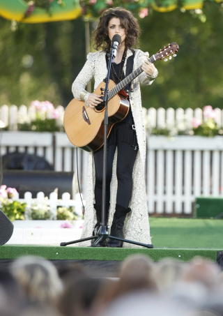 STJERNESPEKKET:
Katie Melua fra innspillingen i Halden i kveld. Flere kjente artister opptrer ved Fredriksten festning i l�pet av sommeren.
Foto: Stian Lysberg Solum / Scanpix