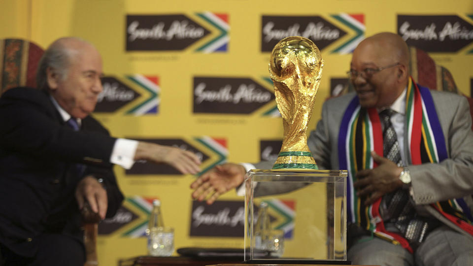 SPILL I SKYGGEN: Sepp Blatter og FIFA har sikret seg sv�rt lukrative skatteforhold i S�r-Afrika. Her Blatter med president Jacob Zuma under en seremoni f�r VM begynte, 6. juni. Foto: AFP/Paballo Thekiso/Scanpix