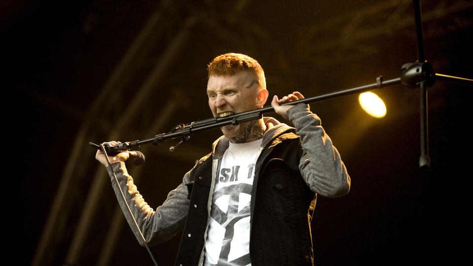 GLADNIHILST: Frank Carter loste det britiske punkekollektivet Gallows gjennom en konsert for historieb�kene. FOTO: Anders Gr�nneberg.
