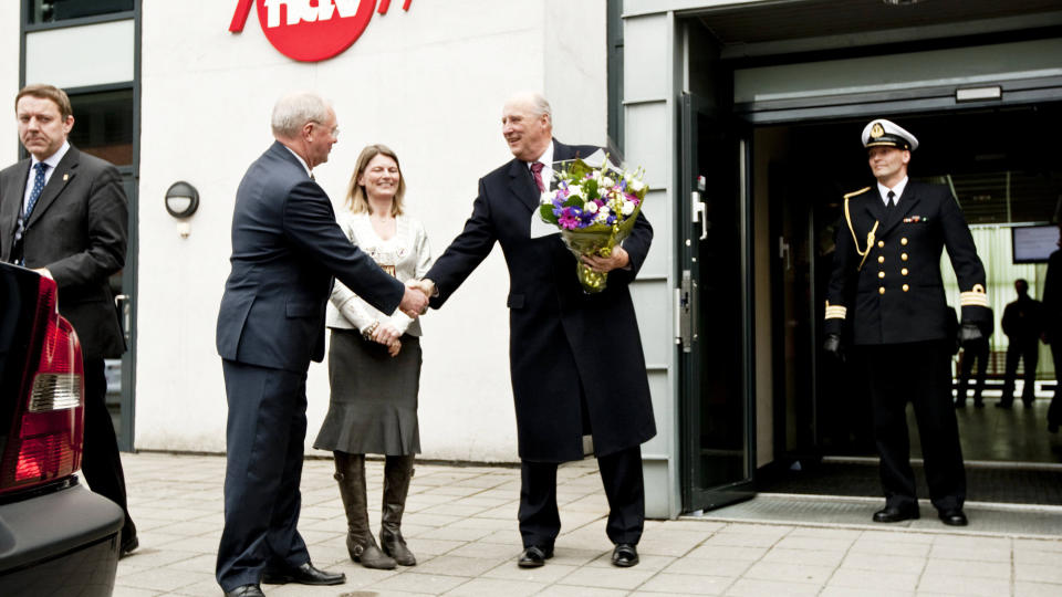 �VELFERDSSTATENS RYGGRAD�: NAV-reformen runder fem �r. Arbeidsministeren evaluerer dem. P� bildet: Kong Harald tar farvel med fylkesmann Hans J. R�sjordet og ordf�rer i Asker Lene Conradi etter bes�k p� det lokale NAV-kontoret i Asker. Foto: Cornelius Poppe / SCANPIX