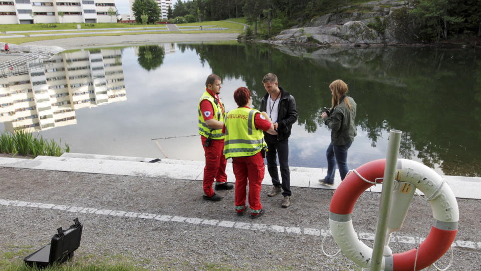 BR�DRE D�DE: To gutter (9 og 12) druknet i g�r i Svarttjern p� Roms�s i Oslo. Guttene skulle bade, men kunne ikke sv�mme. Per Rune Eknes, president i Norges sv�mmeforbund, etterlyser bedre oppl�ring i skolen. Foto: Morten Holm/SCANPIX