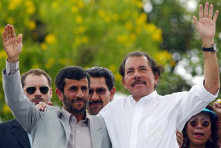 �IDELOGISK BROR�: Like etter innsettelsen tok Ortega mot Irans president Ahmadinejad og sammen bes�kte slumstr�kene. Ortega sammenlignet i forbindelse med bes�ket revolusjonene i Iran og Nicaragua, fordi begge handlet om �rettferdighet, frihet, selvbestemmelse og kampen mot imperialisme.� Foto: AFP/Miguel ALVAREZ