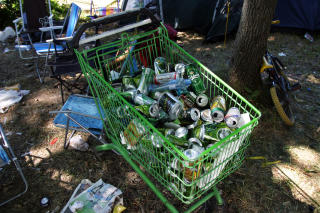 TOMGODS: Rundt halvparten av alkoholen som drikkes p� Hovefestivalen er medbrakt.