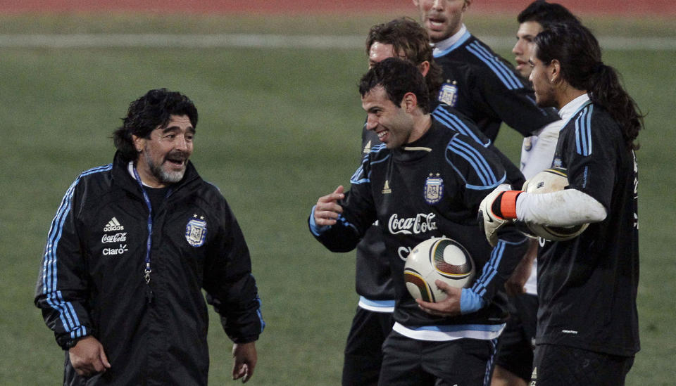 PRELLER AV: Tysk kritikk biter ikke p� Diego Maradona foran l�rdagens kvartfinalem�te. Hum�ret s� ut til � v�re p� topp under g�rsdagens argentinske trening. Foto: Ricardo Mazalan, AP/Scanpix