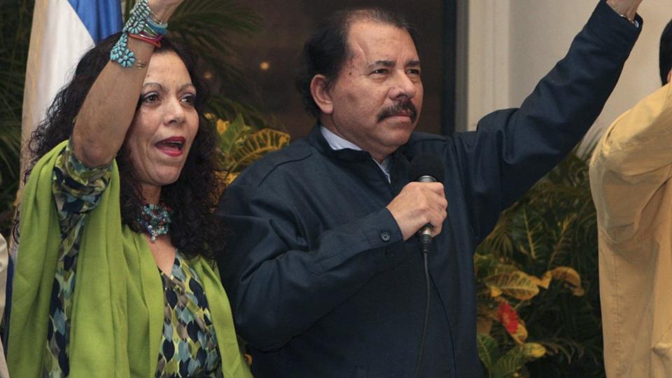 ENDRET VALGLOVEN OG ALLIERTE SEG MED SIN HOVEDFIENDE: Veien tilbake til makta var ikke vakker for Nicaraguas president Daniel Ortega. Her er han sammen med kona Rosario Murillo etter at H�yesterett fjernet en artikkel i grunnloven slik at han kan stille til direkte gjenvalg. Foto: 
REUTERS/Cesar Perez/Nicaragua Presidency