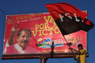 BLEKROSA I FARGEN: Daniel Ortega er p� venstresiden n�r det passer. Ideologien er ikke sentral i politikken i landet, annet enn i festtaler. Foto: AP/Esteban Felix