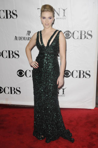KLASSISK: Scarlett Johansson i en klassisk cutout-kjole. Foto: STELLA PICTURES