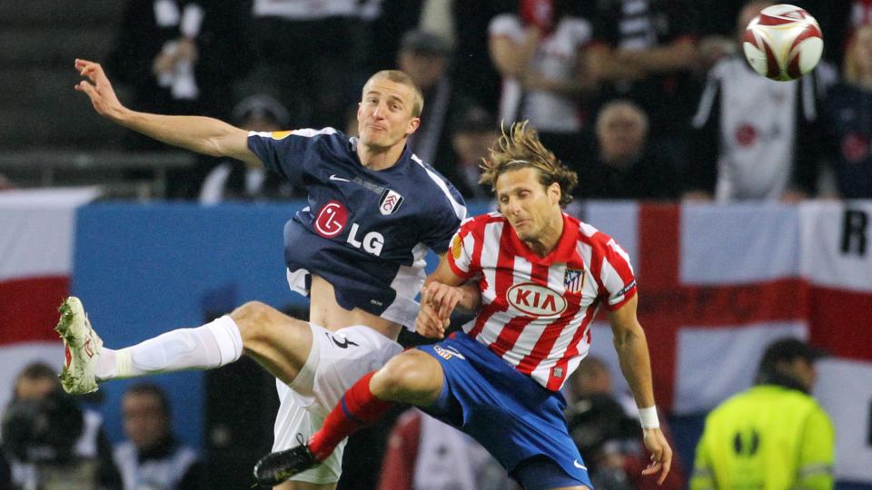 LIVERPOOLS REDNINGSMANN? Et kj�p av Norges landslagskaptein Brede Hangeland - her i duell med Diego Forlan under Europa League-finalen - kan v�re med � overbevise Liverpool-stjernene om at klubben satser stort, mener Phil Thompson. Foto: Kay Nietfeld, EPA/Scanpix