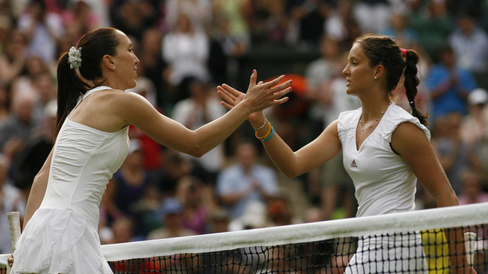 FIKK UNNSKYLDNING: Laura Robson (til h�yre) satte neppe veldig stor pris p� r�det fra BBC-kommentator David Mercer. Her takker hun serbiske Jelena Jankovic  for kampen etter � ha blitt sl�tt ut av Wimbledon. Foto:  AFP PHOTO / GLYN KIRK
