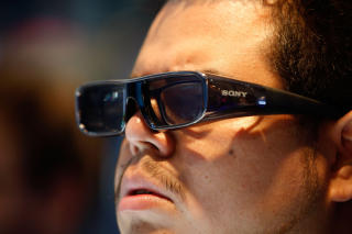LOS ANGELES: Sony viste frem sin nye teknologi p� E3 som muliggj�r spilling med 3D-grafikk, om du har en ny tv og 3D-briller. (David McNew/Getty Images/AFP).
