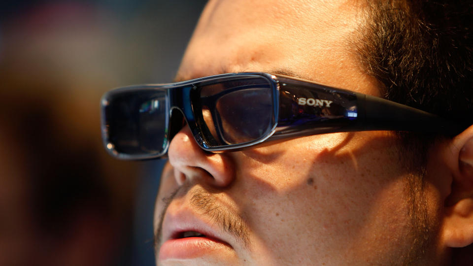 MED BRILLER P�: Sony presenterte sin tunge 3D-satsning p� E3-spillmessen i sommer. En offensiv som inkluderer briller som dette. Nintendo mener p� sin side at spillfremtiden ikke trenger � inkludere briller, etter at de avduket sin nye 3DS-h�ndholdtkonsoll. Foto: David McNew/Getty Images/AFP/Scanpix