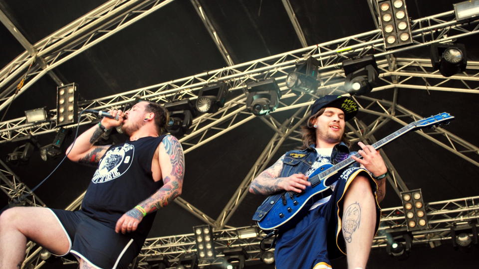 H�Y GITARF�RING: Shot at Dawn leverte presisjonsriffing og konfetti i sollyset p� Amfiscenen. FOTO: Torgrim �yre.