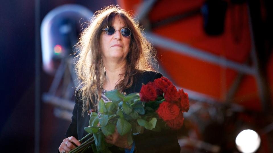MINTES ROSKILDE-OFRENE: Patti Smith hadde en kort markering ved Orange Scene til minne om de som d�de under Pearl Jam-konserten i 2000. Foto: Eirik Helland Urke