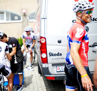 SMILENDE: Norske journalister humret av drakta til Hushovd. Foto: Thomas Rasmus Skaug / Dagbladet