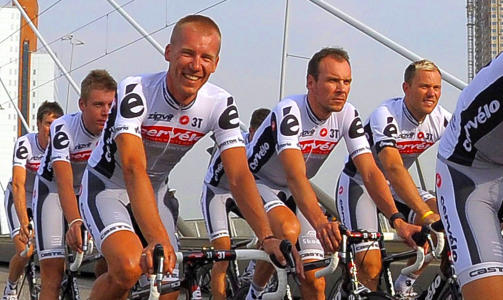 SYKLET INN I CERVELO-TR�YE: Egentlig skulle Thor Hushovd (t.h) ha syklet i den norske mestertr�ya p� den offisielle presentasjonen av lagene i g�r kveld. Foto: Scanpix