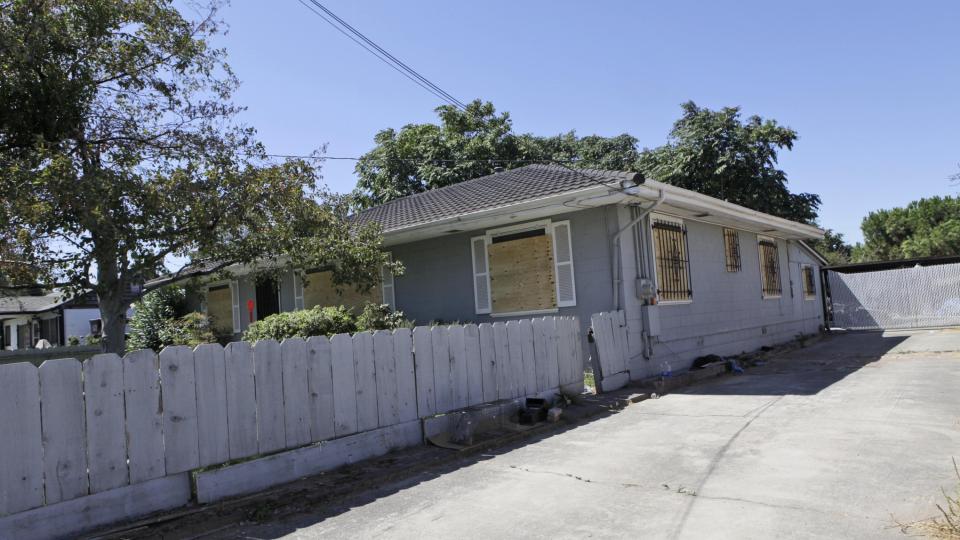 I BAKG�RDEN: P�talemyndigheten mener Jaycee - og etter hvert hennes to barn - ble holdt fanget i denne bakg�rden i Antioch i California. Foto: AP