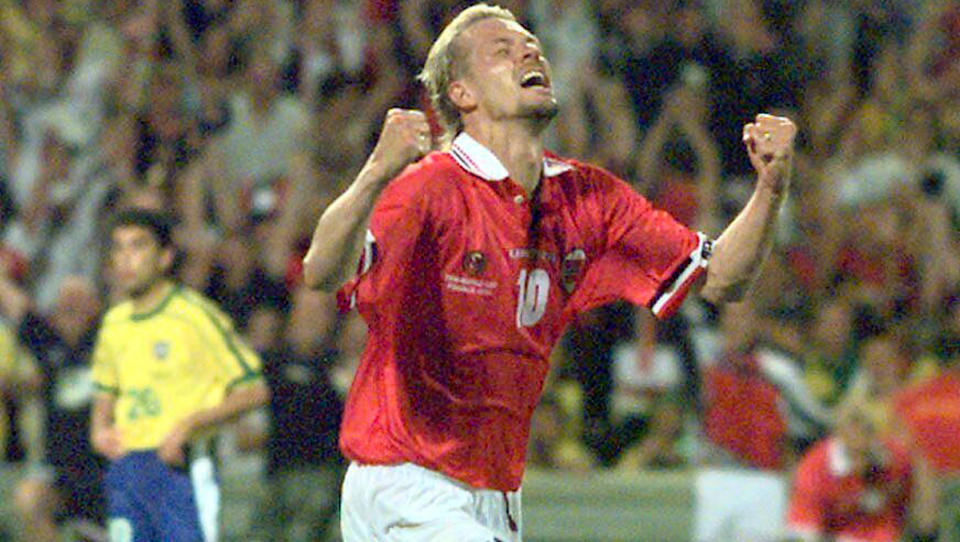 LEGENDARISK SCORING: Kjetil Rekdals straffecoring mot Brasil var en scoring for den norske landslagshistorien. Sp�rsm�let er hva Arne Scheie, i et �yeblikks jubelrus, kalte Kjetil Rekdal da m�let var scoret. Foto: Bj�rn Sigurdson / SCANPIX.