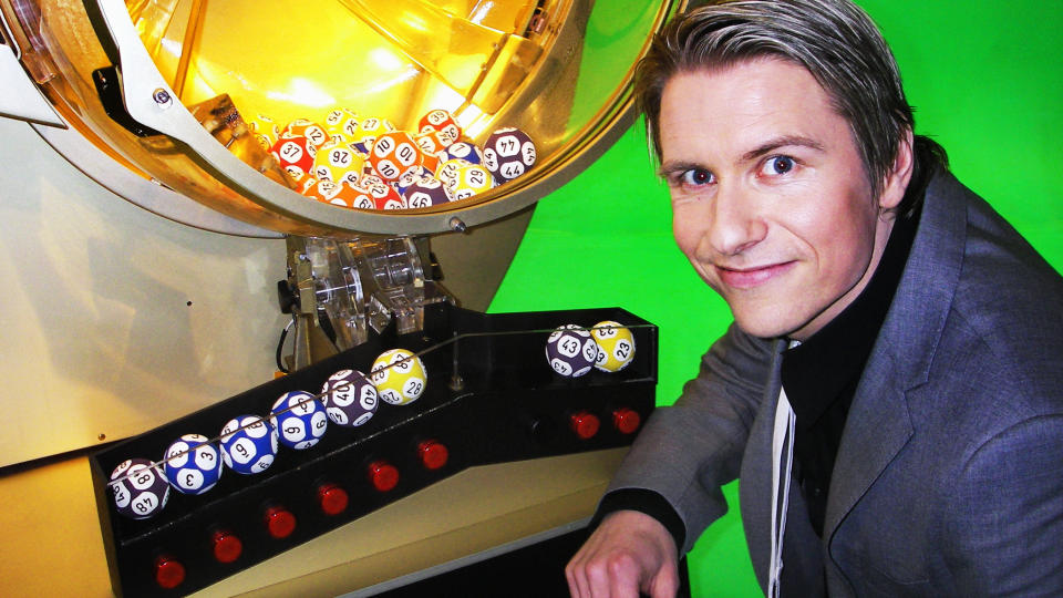 LOTTO-PROGRAMLEDER: Reidar Buskenes har gjort mange heldige nordmenn til million�rer som programleder i Lotto og Viking Lotto. Foto: Sverre Houmb/Norsk Tipping