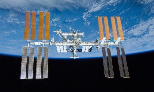 F�R LEVE: Den internasjonale romstasjonen ISS har f�tt utsatt levetida til 2015 eller 2020. Foto: AP/NASA/SCANPIX