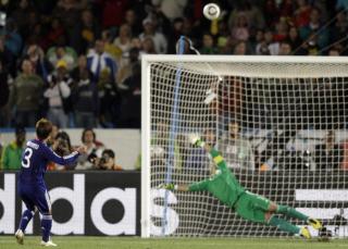 BOMMEN: Komano banket straffen i tverliggeren og opp. Det var Japans eneste straffebom i straffekonkurransen mot Paraguay. Foto: Shji Kajiyama / AP.