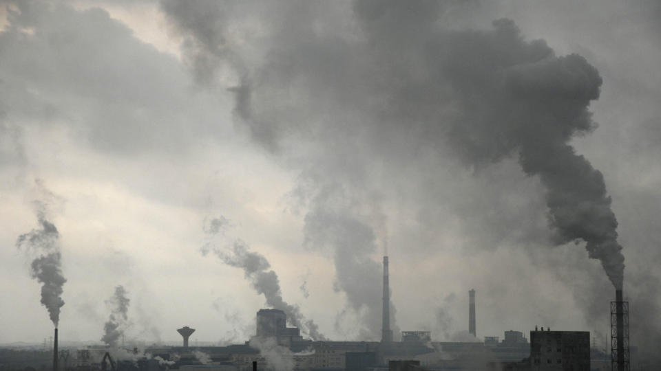 �KER FORTSATT:  Store mengder r�yk bl�ser ut fra en kjemifabrikk i Yiyang i Jiangxi-provinsen i Kina. Utslippene i Kina og India �kte ogs� i fjor, men fortsatt slipper i-landene ut mer CO2 per person. Foto: Reuters