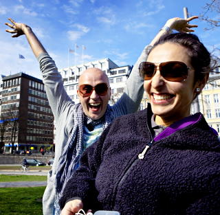 SOMMER OG LATTER P� TJ�ME: Lisa T�nne og Terje Sporsem med ableg�yer og sommershow. Foto: Lars Eivind Bones / Dagbladet