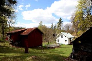 IDYLLISK: G�rden p� Stor�y i Telemark. Foto. TV2