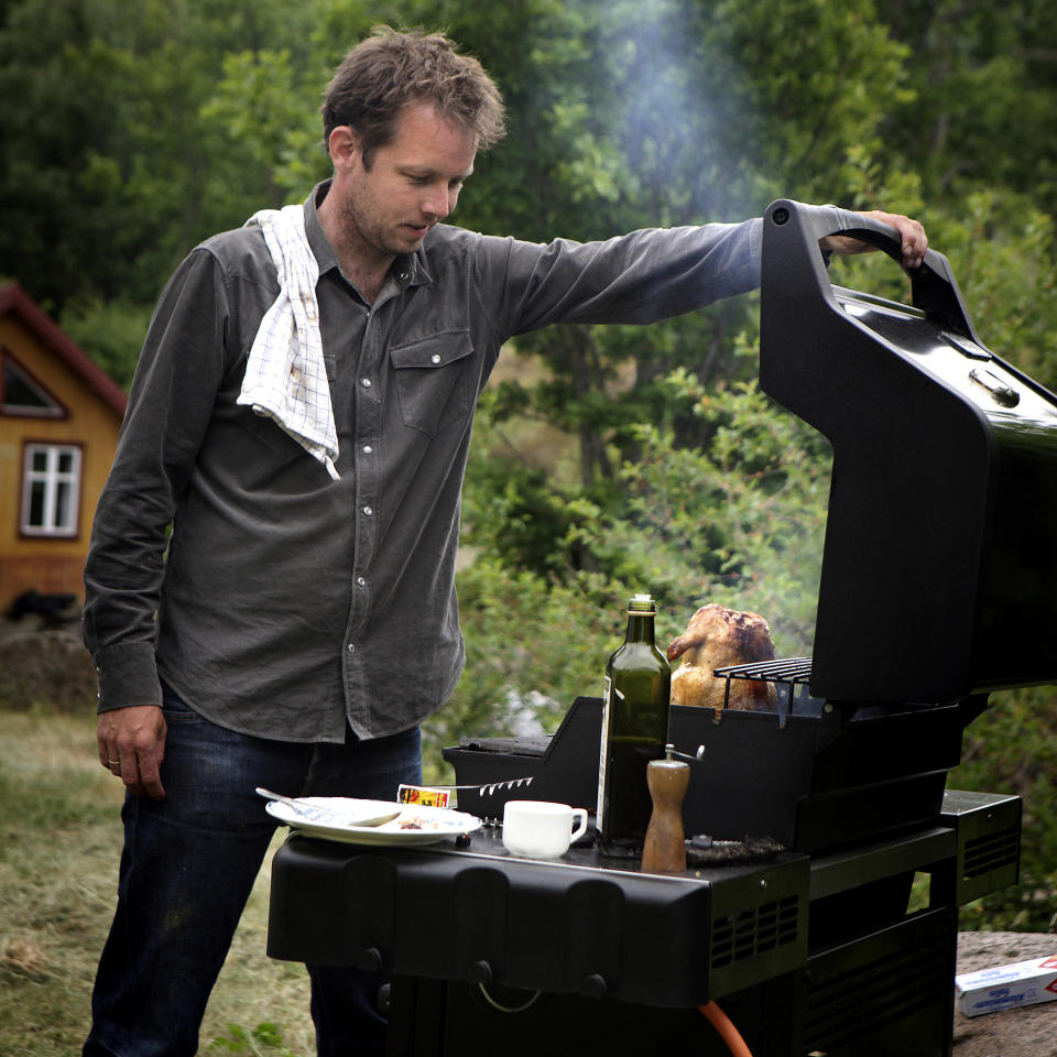 Tilbake p� S�rlandet: Andreas Viestad pangstarter sommeren med et drap. Det er hanen som f�r kjenne p� Viestads raseri, og m� b�te med livet.